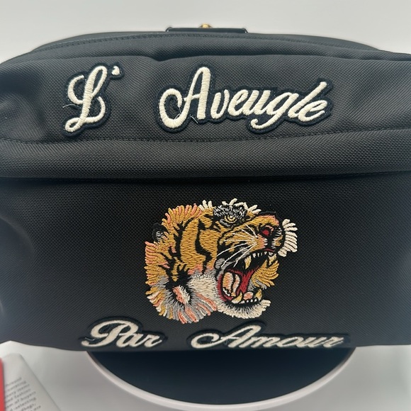 Gucci Embroidered Tiger Waste Bag Like New - Picture 4 of 12